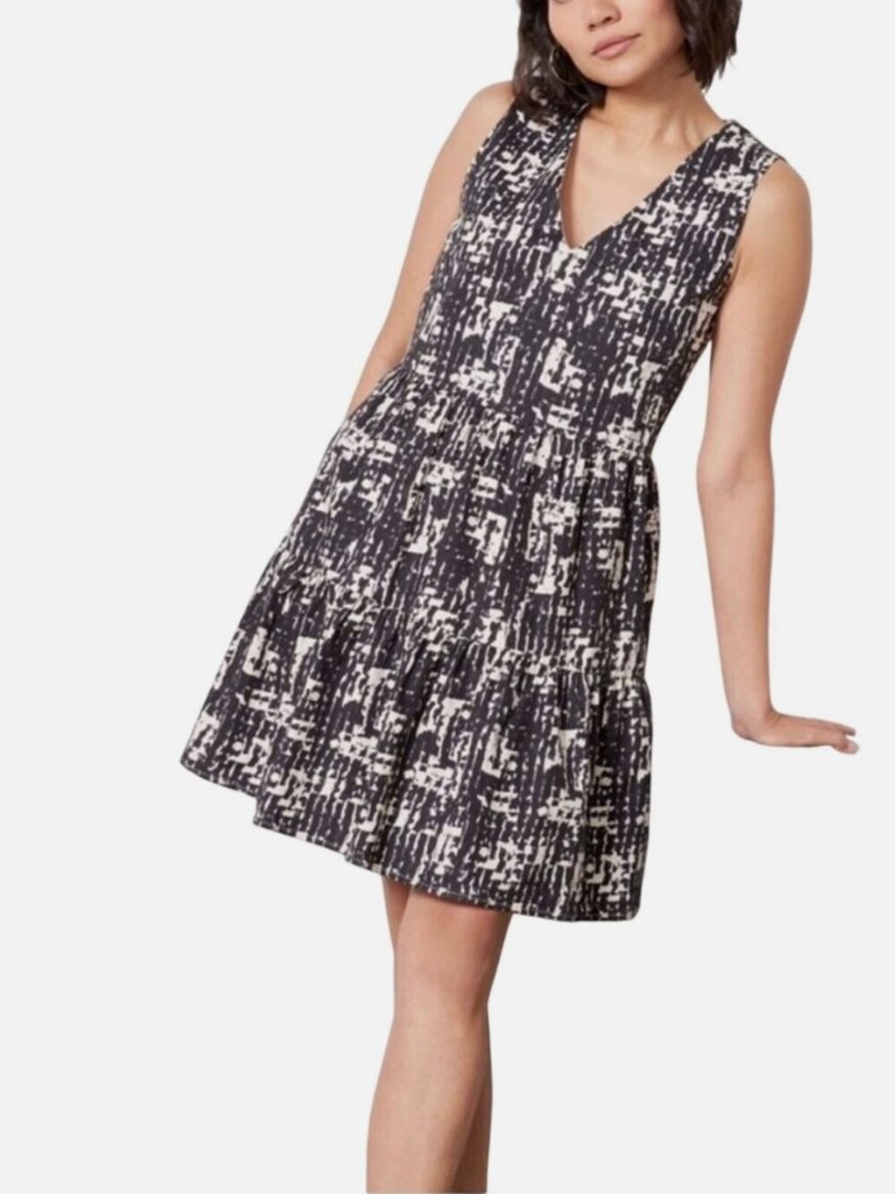 EVEREVE Giana Dress SleevelessTiered V-Neck Shift Dress Black Size Small